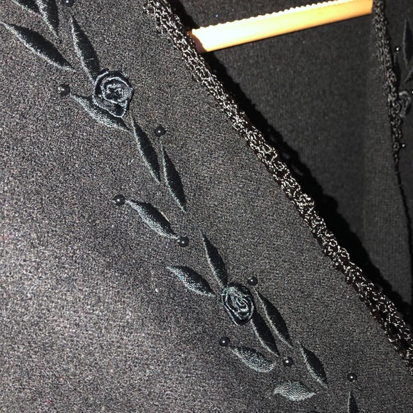 Short sleeve cardigan with hand-embroidered detail - Picture 3 of 3